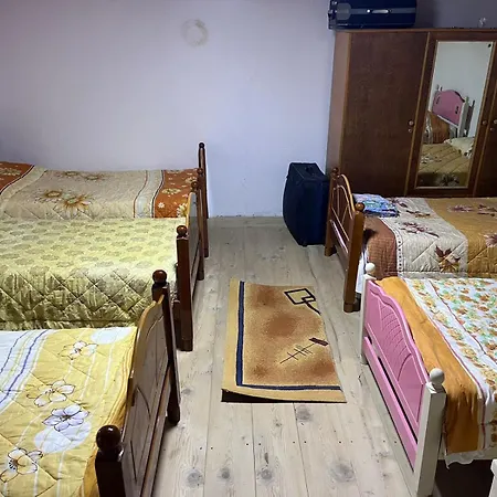 Bujtina Agron Thana בית נופש *